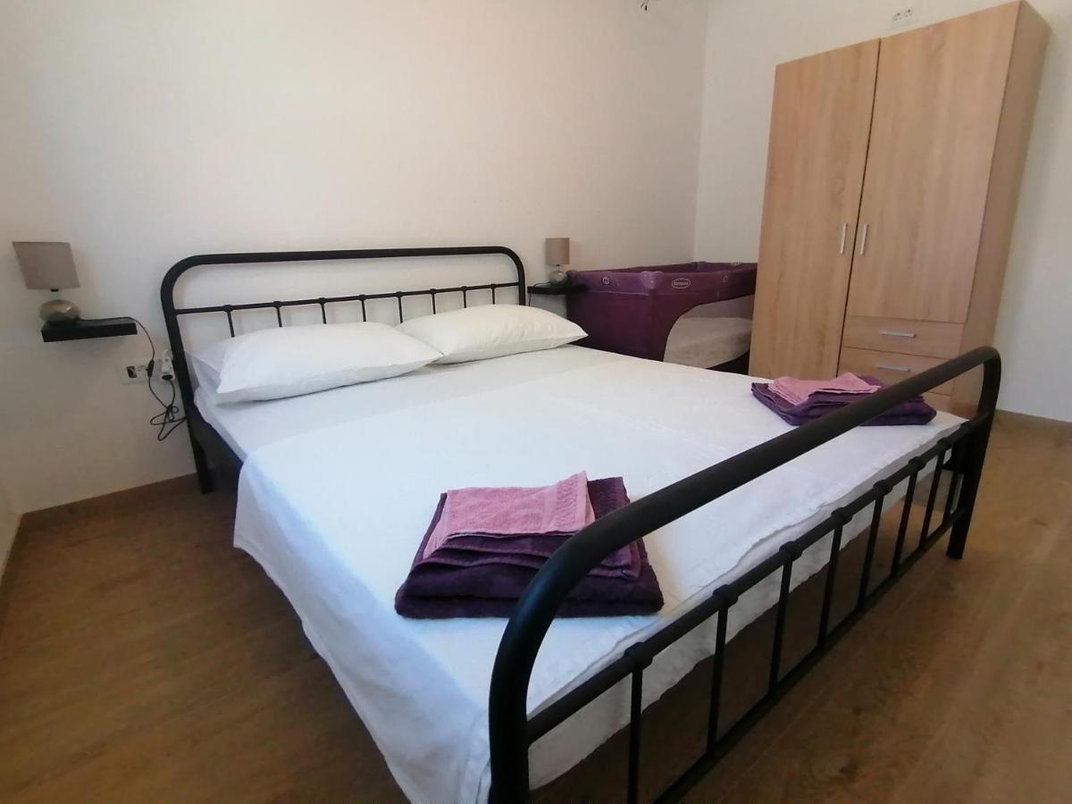 Villa Marta 3 Bedrooms, 2 Baths And Pool Kaštel Štafilić エクステリア 写真