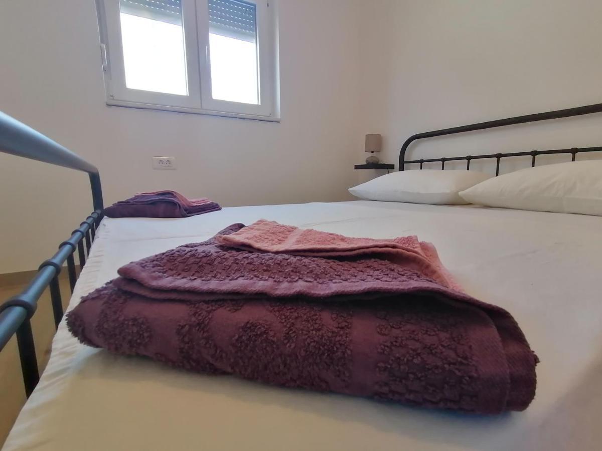Villa Marta 3 Bedrooms, 2 Baths And Pool Kaštel Štafilić エクステリア 写真